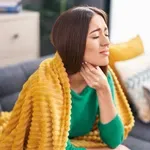 Bakterijska upala grla: Simptomi, zaraznost, trajanje, antibiotik, prirodno liječenje – sve je tu!