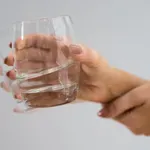 Zbog čega se tresu ruke? Ovi uzroci iznenađuju i potpuno zdrave ljude