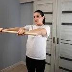 Vježbe za ramena sa štapom: 4 pokreta koja fizioterapeuti preporučuju kod boli u ramenu