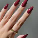 Cherry mocha je savršen „moody“ manikir za ovu sezonu