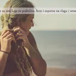 Trendy frizure za plažu – Savršeni letnji look bez previše truda
