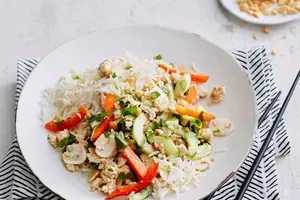 Пилешка салата с ориз и фъстъци