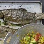 Печена пъстърва (+ авокадо, царевица и домати салата)