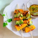 Батати и авокадо на шиш с чили сос