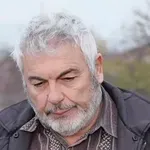 Близък на загиналото семейство край Пловдив: Шофьорът си търсил телефона и не гледал