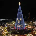 45-метрова коледна елха грейна в Дортмунд