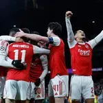 Арсенал триумфира, Ливърпул колабира