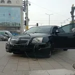 Кола „паркира“ до подлеза на Президентството, шофьорът е откаран с линейка