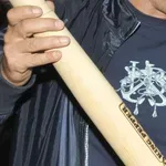 Ненормалник преби брат си пред блок в Мадан, изпрати го в болница със счупен череп