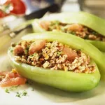 Пълнени краставици с кайма (+ домати и босилек)