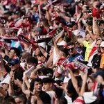 В Полша не прощават: Пратиха фенове на Райо в болница