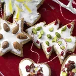 Коледни курабийки с лешникова декорация (ядки и сушени плодове)