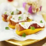 Пушена шунка върху манго (със заквасена сметана)