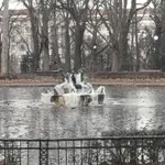 ЛЕДЕНО МОМИЧЕ: Спукаха се тръбите на емблемата Езерото с лилиите (СНИМКИ)