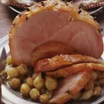 Печена шунка с дребен лук (+карамфил и ябълково желе)