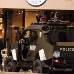 Спецчасти са обградили обирджиите на магазин в София, в колата им са открити гранати