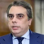 Асен Василев пред El País: 15 млрд. лв. кеш излязоха „на светло“ заради еврото