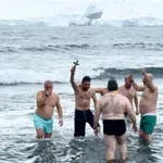 Александър Найденов извади кръста от ледените води на Антарктида
