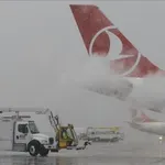 Летището в Истанбул отмени 124 полета заради усложнената зимна обстановка