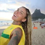 Край с голотиите! Най-богатата онлифенсърка ще се омъжва (Видео)