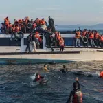 Откриха живи и мъртви мигранти на гръцки плажове