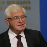 Май вдигат заплатите на чиновниците със задна дата