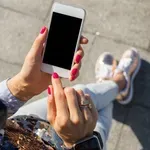 Руснаците свършиха рублите, спряха да купуват смартфони