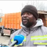 ММА боец от Африка чисти боклука на "Слатина"