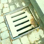 Двама са задържани, задигнали 30 решетки за дъждоприемни шахти в Пловдив