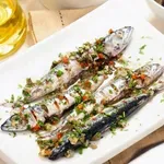 Скумрия с доматена салца и каперси