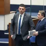 ТОТАЛЕН ХАОС: Парламентът зацикли, депутатите са в 30-минутна почивка