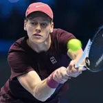 Синер стартира мощно, съперникът му се отказа