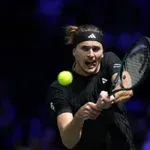 Зверев продължава, Рубльов е аут