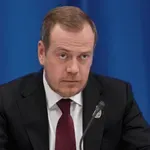 Медведев: Нашите в Европа се оплакват от такси и опашки