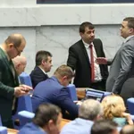 ЧУДО! Има кворум, депутатите четат безсмислени декларации