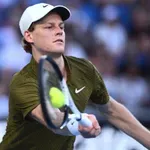 Яник Синер крачи уверено