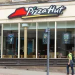 Пица Хът пред фалит, затваря стотици заведения