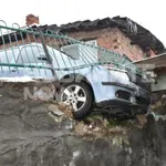 Паркиран автомобил потегли сам, мина през булевард и се заби в ограда на къща в Хасково (СНИМКИ)