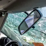 Без книжка и с положителна проба за алкохол: 17-годишен тийнейджър се заби в стълб с колата на баща си