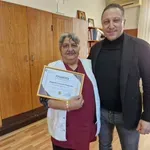 Наградиха санитарка от ИСУЛ, връщала огромни суми на болни хора