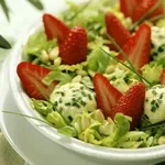 Зелена салата с ягоди и меко сирене