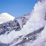 Трима загинаха след падане на лавини във Френските Алпи, има ранени