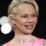 Памела блесна без капка грим в Берлин