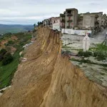 Циклонът "Ориана" срути "Арката на любовта" в Пулия, в Турция вятърът отнесе покриви