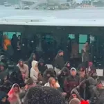 Стотици пътници останаха блокирани повече от час на пистата на летището в София (ВИДЕО)