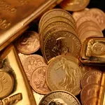 Златото поскъпна, петролът поевтиня