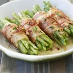 Зелен фасул в бекон с лучен сос