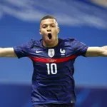 ПСЖ частично изплати дълга си към Килиан Мбапе