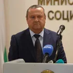 Първо в Lupa.bg: Хасан Адемов отсвири работещите бедни, не плаща курсовете им