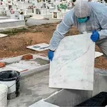 Ексхумират 150 тела на починали от COVID-19, не се разлагали